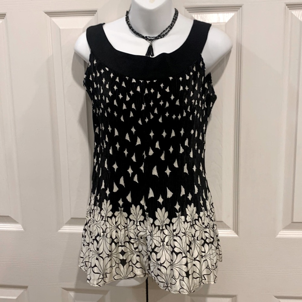 Black/White Crinkly Fabric Top ❤️New Listing❤️